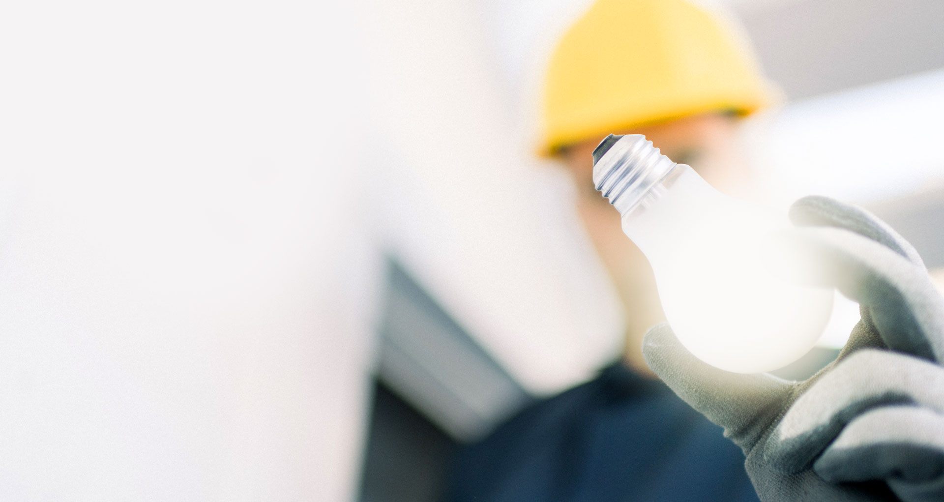 Electricista instalando iluminación LED en Ávila