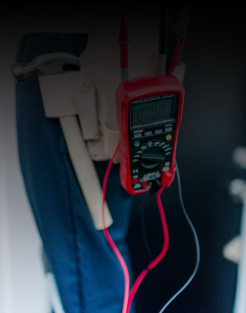 Electricista autorizado realizando certificación eléctrica en Ávila