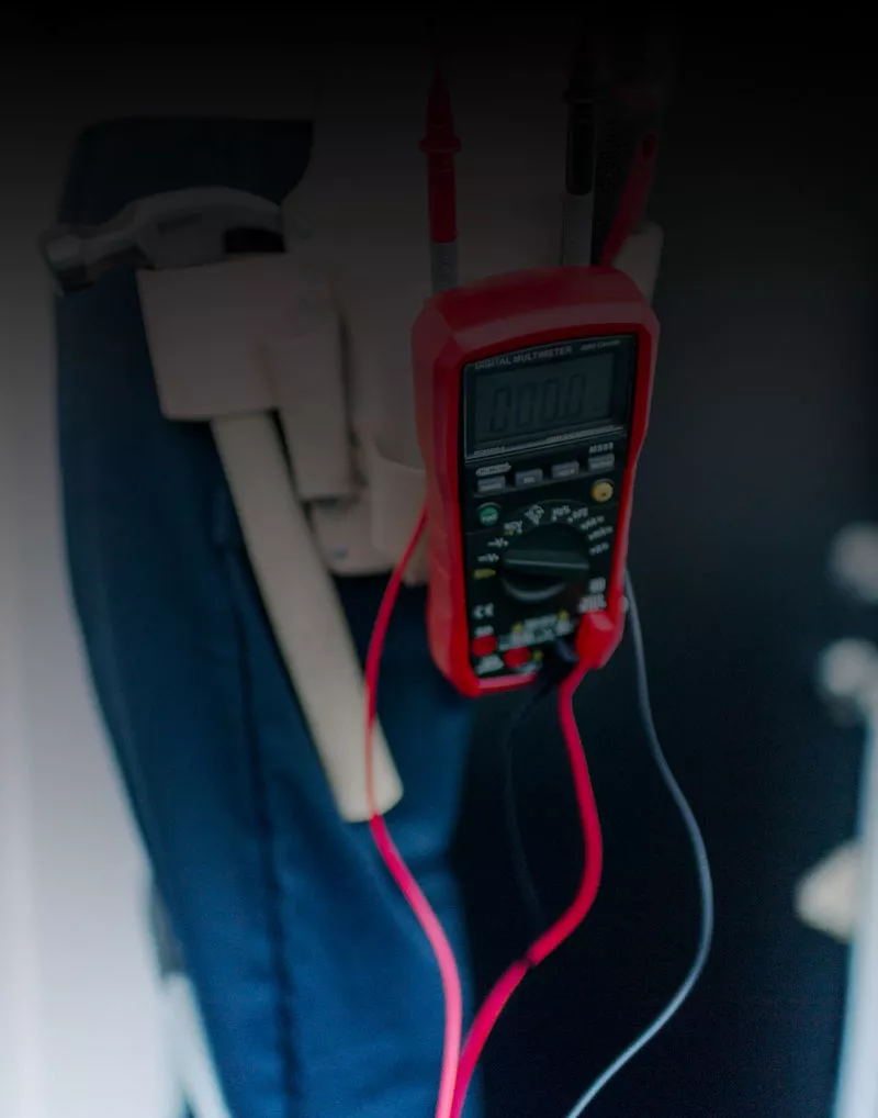 Electricista trabajando